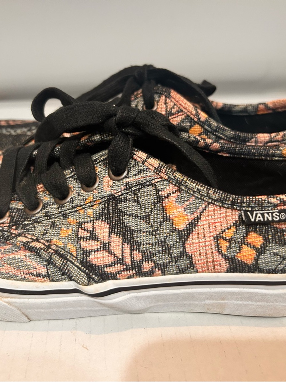 Vans Women’s Size 7 Floral Tapestry Lace-Up Sneakers